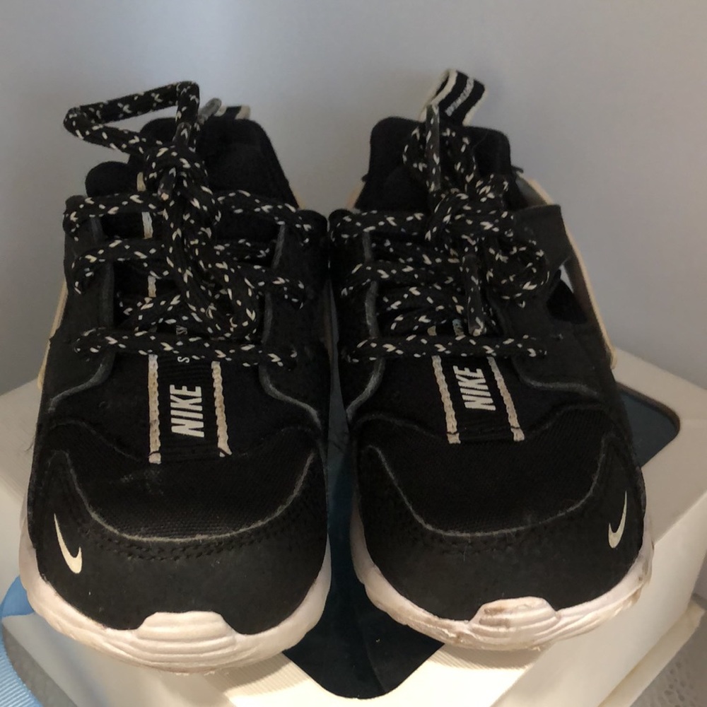 Nikey Sneakers - Picture 2 of 3